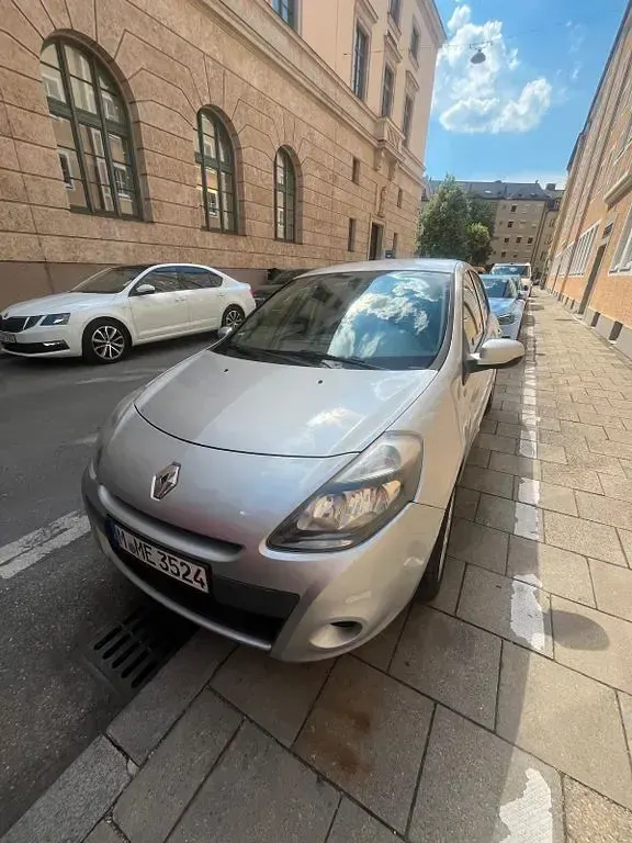 Gebraucht Renault Clio II 103 PS (75 kW) 2011 Silber Limousine