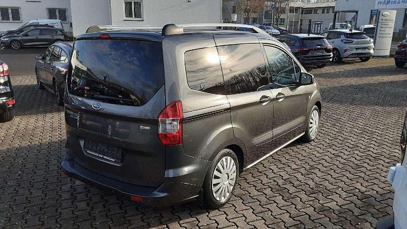 Gebraucht Ford Tourneo Courier Titanium 101 PS (74 kW) 2017 Magneticgrau (metallic) Van / Kleinbus