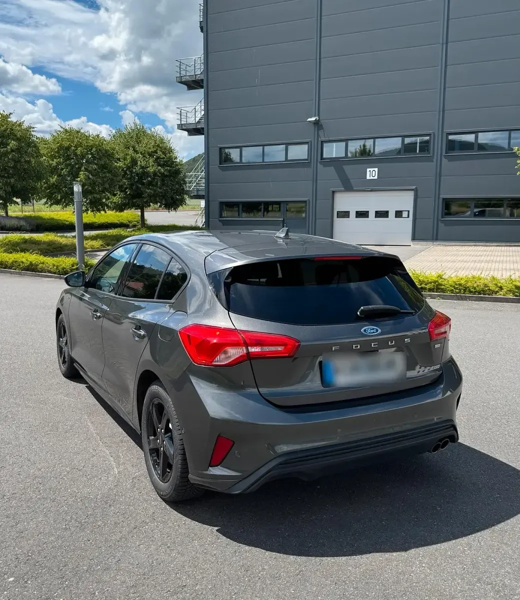 Gebraucht Ford Focus ST-Line 125 PS (91 kW) 2020 Grau Limousine