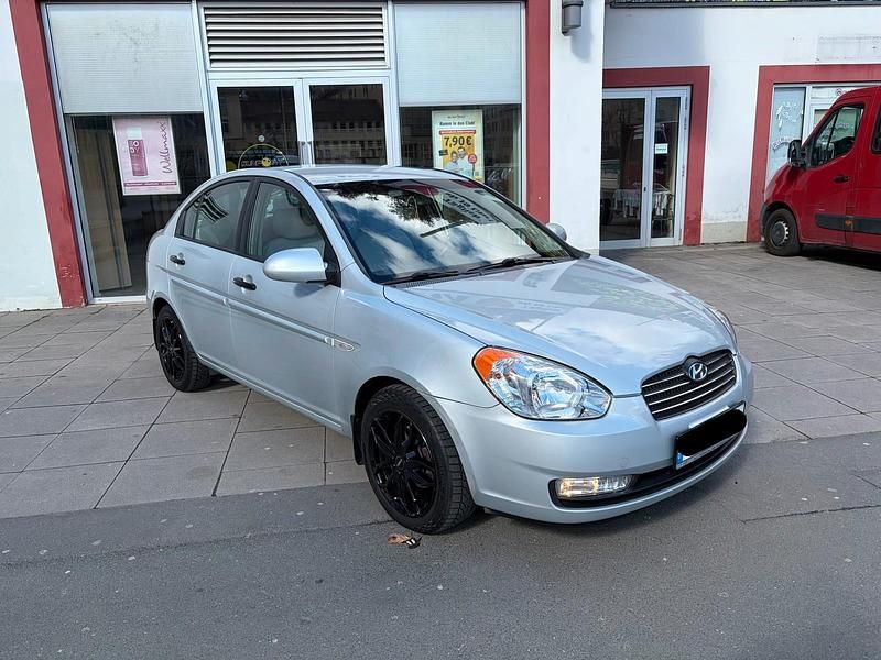 Gebraucht Hyundai Accent 97 PS (71 kW) 2010 Silber Limousine