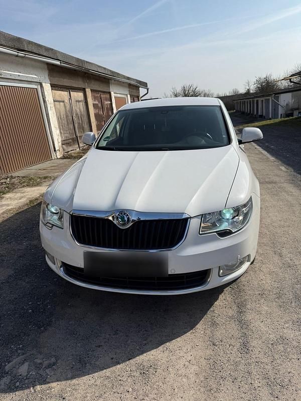 Gebraucht Skoda Superb 160 PS (117 kW) 2011 Weiß Limousine