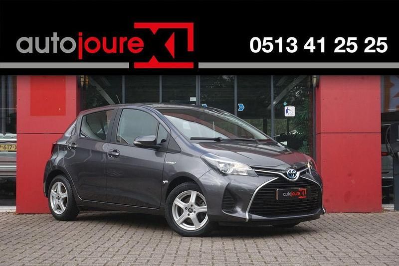Grau Gebraucht 2016 Toyota Yaris Hybrid Limousine | 12.199 € (Fairer Preis) - Bild 1/4