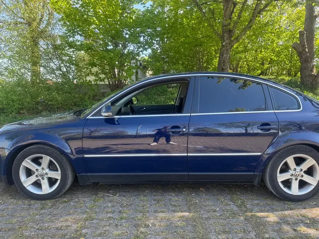Second-hand VW Passat 136 CP (100 kW) 2004 Albastru Berlinǎ