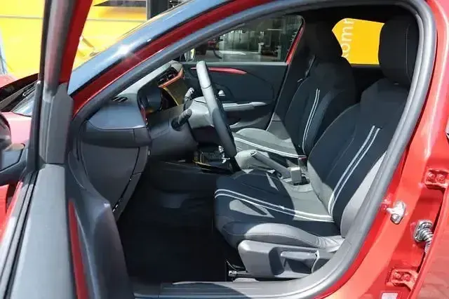 Gebraucht Opel Corsa 101 PS (74 kW) 2025 Rot Limousine
