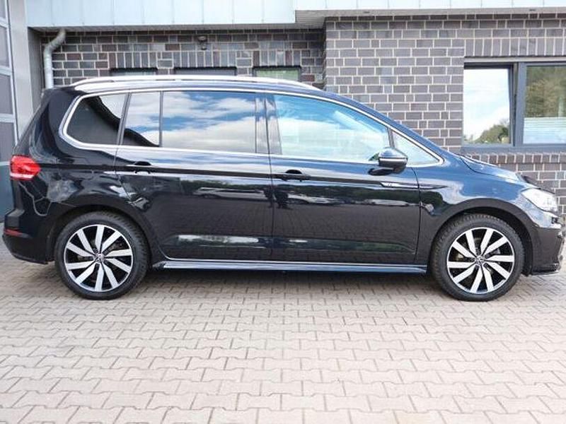 Schwarz Gebraucht 2024 VW Touran Highline Van / Kleinbus | 35.990 € (Fairer Preis) - Bild 1/3