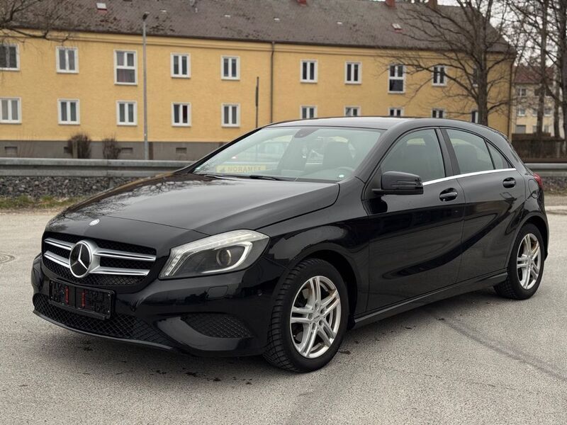 Schwarz Gebraucht 2013 Mercedes A200 Limousine | 7.590 € (Fairer Preis) - Bild 1/4