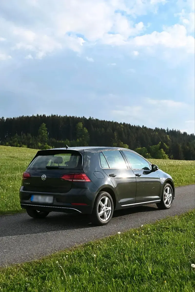 Używany VW e-Golf 100 kW (136 KM) 2020 Szary Hatchback