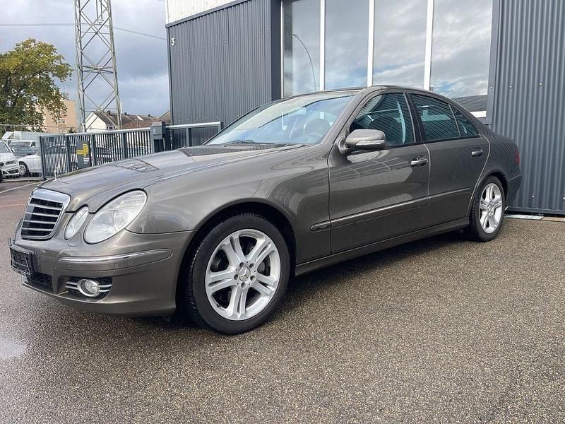 Grau Gebraucht 2007 Mercedes E350 Avantgarde Limousine | 6.900 € (Fairer Preis) - Bild 1/4