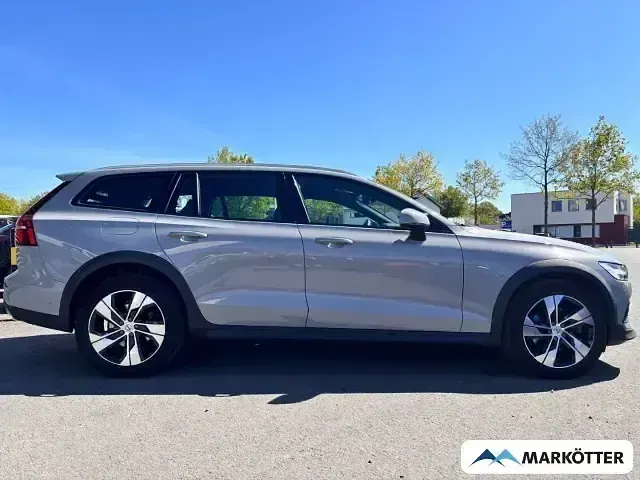 Gebraucht Volvo V60 CC Plus 197 PS (144 kW) 2024 Grau Kombi