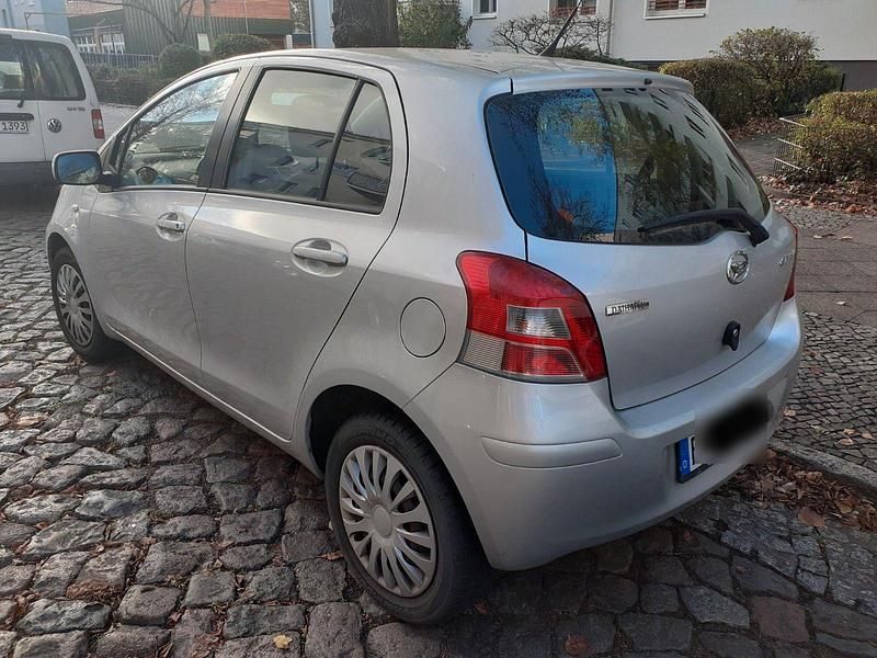 Gebraucht Toyota Yaris 99 PS (72 kW) 2012 Silber Limousine