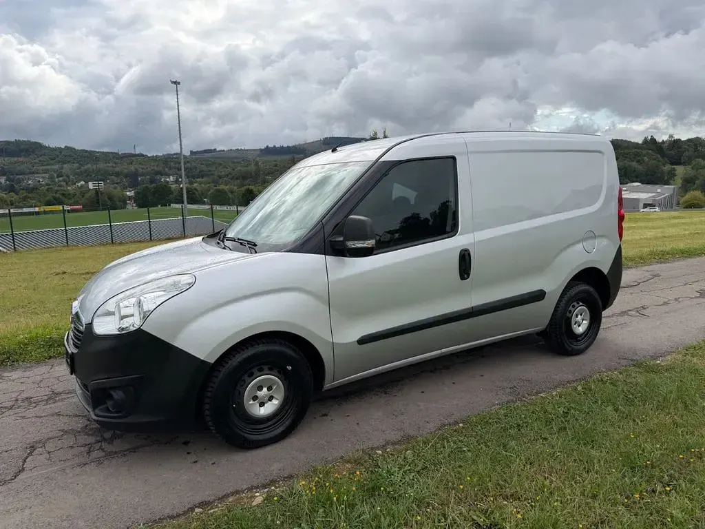 Gebraucht Opel Combo 105 PS (77 kW) 2017 Silber Van / Kleinbus