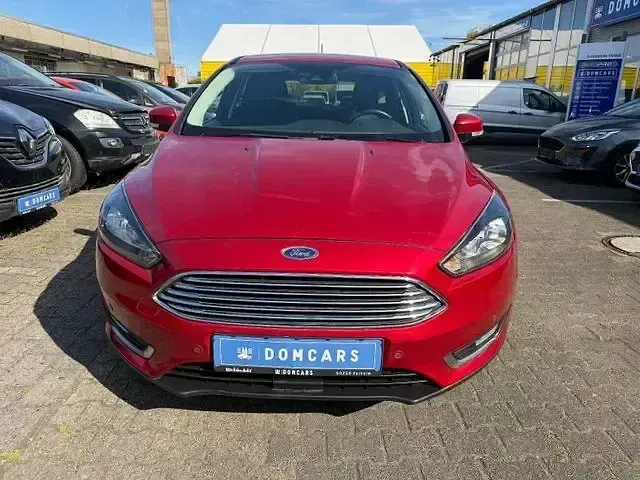 Gebraucht Ford Focus Titanium 120 PS (88 kW) 2017 Rot Limousine