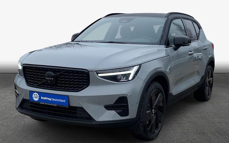 Neu Volvo XC40 Plus 163 PS (119 kW) 2026 Grau SUV