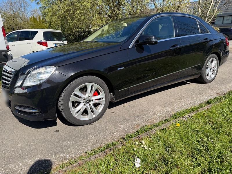 Gebraucht Mercedes E220 Avantgarde 170 PS (125 kW) 2011 Schwarz Limousine