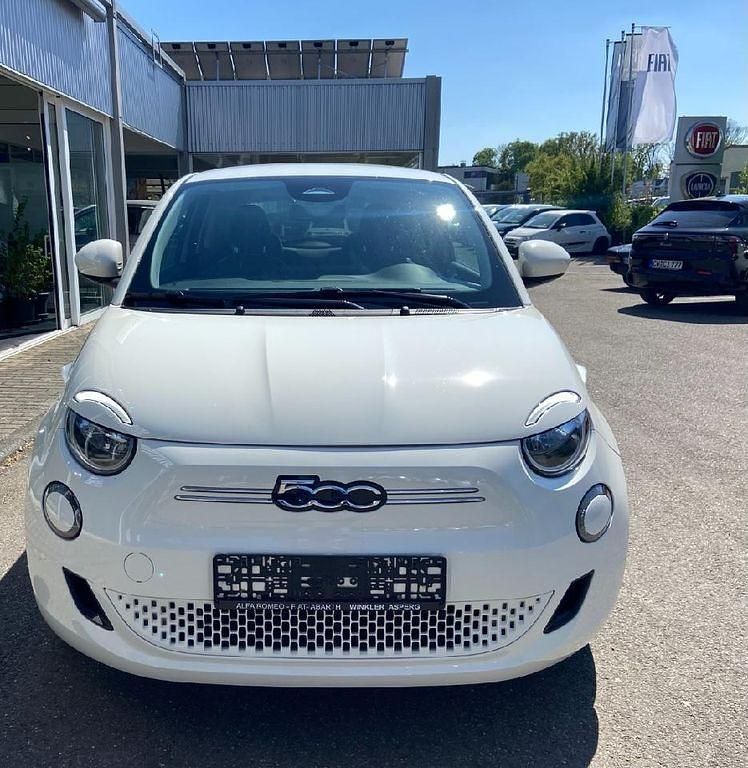 Gebraucht Fiat 500e Basis 86 kW (118 PS) 2023 Colore esterno (arktis weiß) Limousine