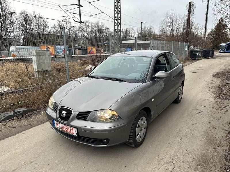 Grau Gebraucht 2002 Seat Ibiza Limousine | 399 € (Superpreis) - Bild 1/4