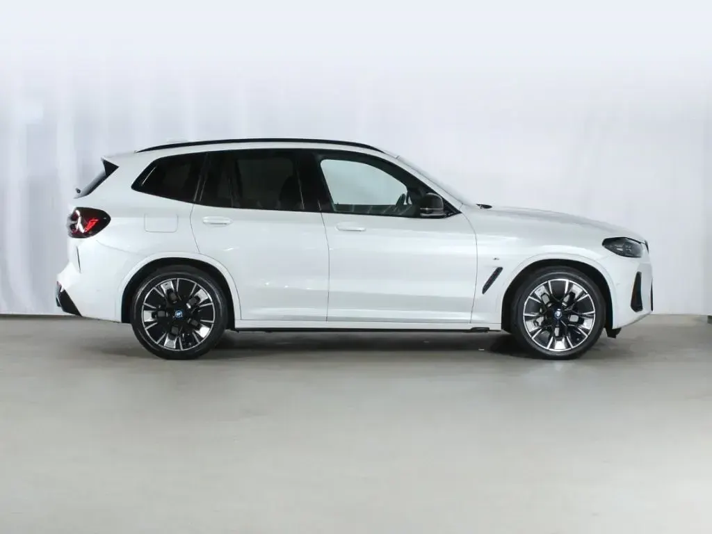 Gebraucht BMW iX3 Impressive 210 kW (286 PS) 2022 Mineralweiss metallic SUV
