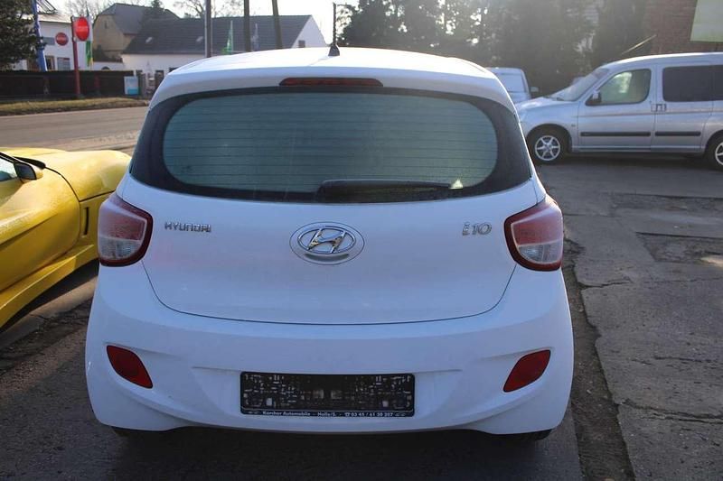 Gebraucht Hyundai i10 Style 87 PS (63 kW) 2016 Polar white / sol Kleinwagen