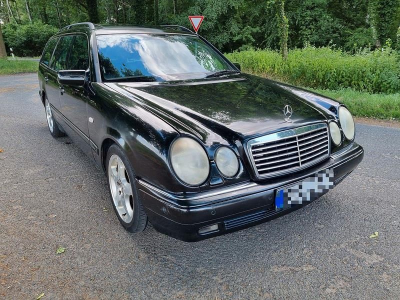 Gebraucht Mercedes E430 Avantgarde 279 PS (205 kW) 1998 Schwarz Limousine