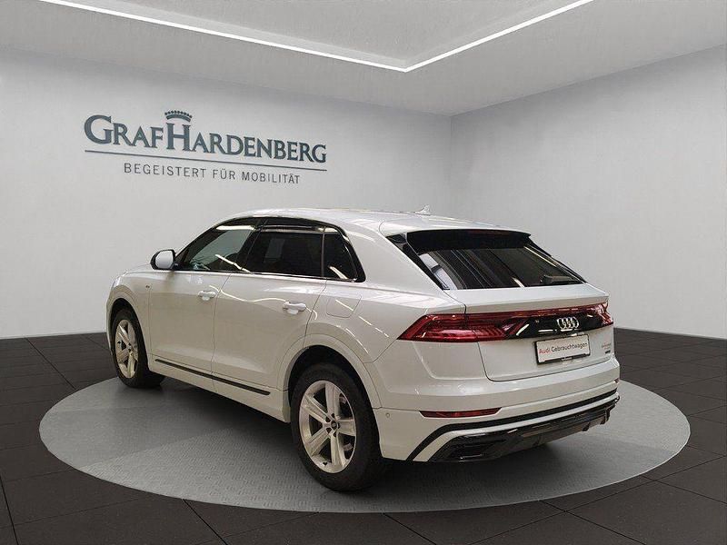 Gebraucht Audi Q8 Ambiente 381 PS (280 kW) 2022 Gletscherweiß metallic SUV