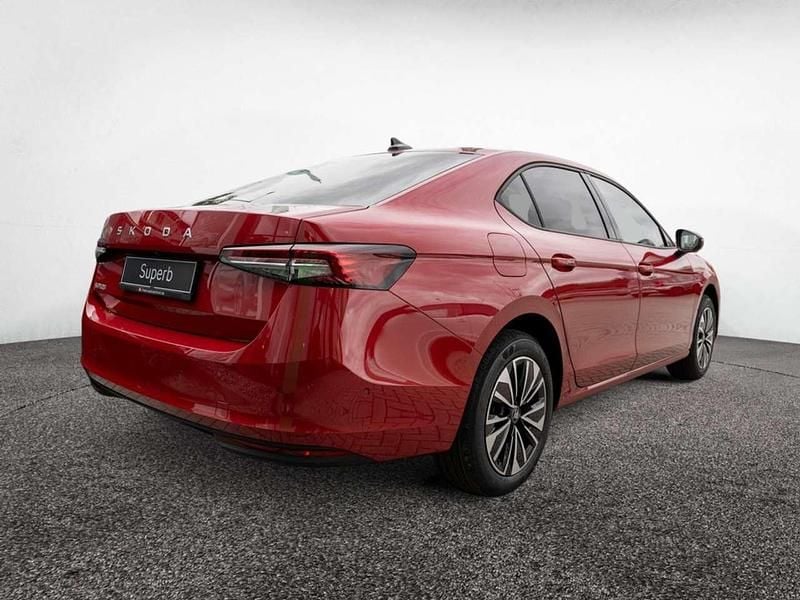 Neu Skoda Superb Selection 150 PS (110 kW) 2025 Karminrot Limousine