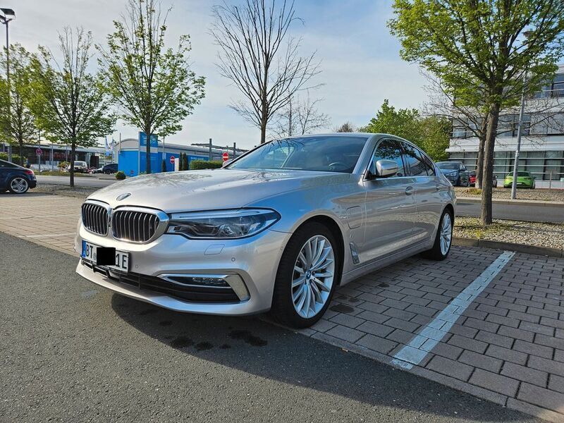 Grau Gebraucht 2018 BMW 530e iPerformance Limousine | 27.500 € (Fairer Preis) - Bild 1/4