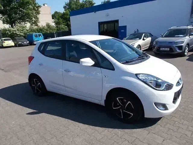 Gebraucht Hyundai ix20 90 PS (66 kW) 2014 Weiß Kleinwagen