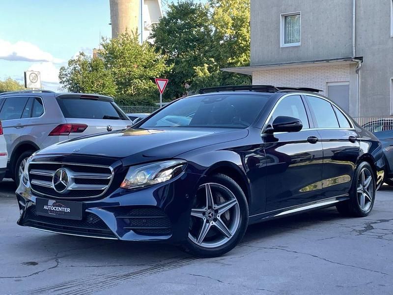 Blau Gebraucht 2020 Mercedes E300 AMG line Limousine | 29.900 € (Fairer Preis) - Bild 1/4