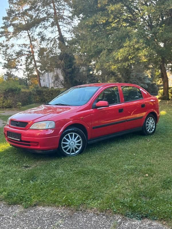 Rot Gebraucht 1998 Opel Astra Limousine | 1.000 € - Bild 1/4