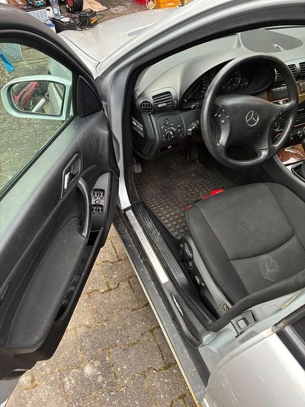 Second-hand Mercedes C200 Elegance 163 CP (119 kW) 2006 Argintiu Break
