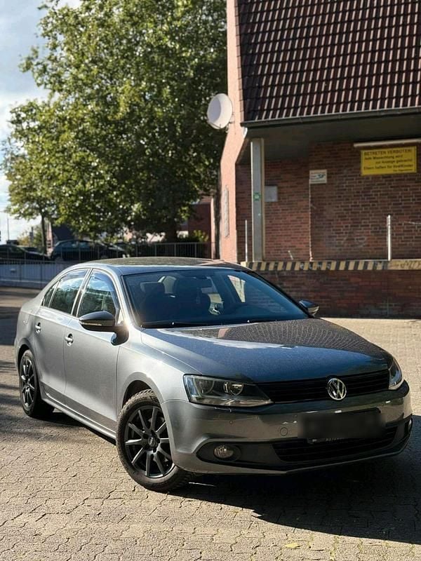 Grau Gebraucht 2012 VW Jetta Limousine | 3.600 € (Guter Preis) - Bild 1/3