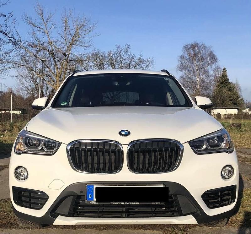 Weiß Gebraucht 2019 BMW X1 Sport Line SUV | 17.495 € (Guter Preis) - Bild 1/4