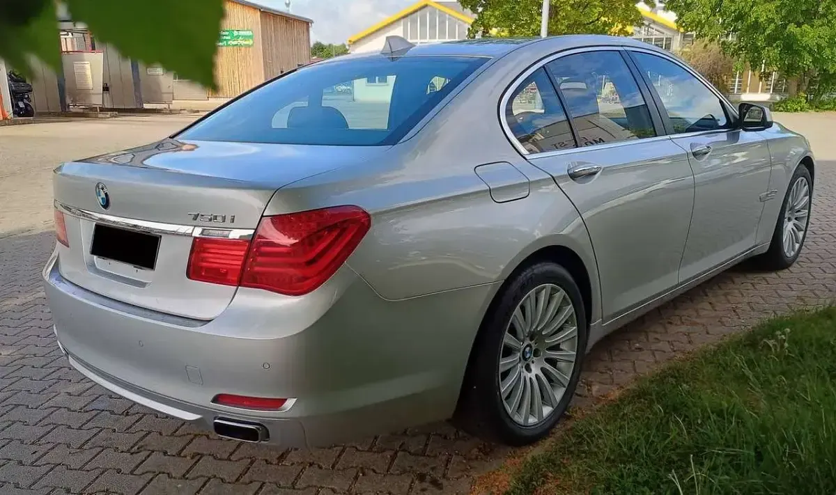 Gebraucht BMW 750 408 PS (300 kW) 2010 Silber Limousine