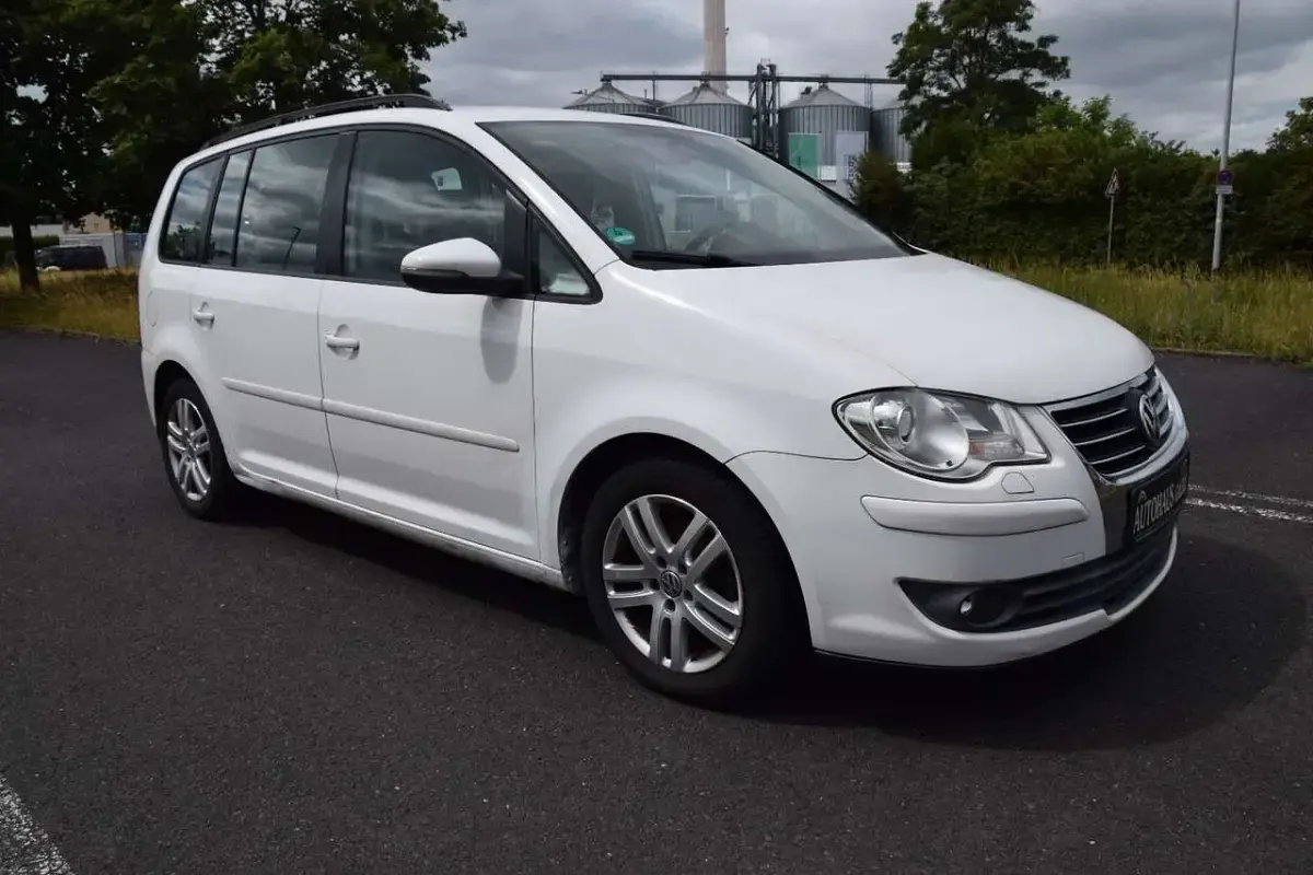 Gebraucht VW Touran S 105 PS (77 kW) 2010 Weiß Van / Kleinbus