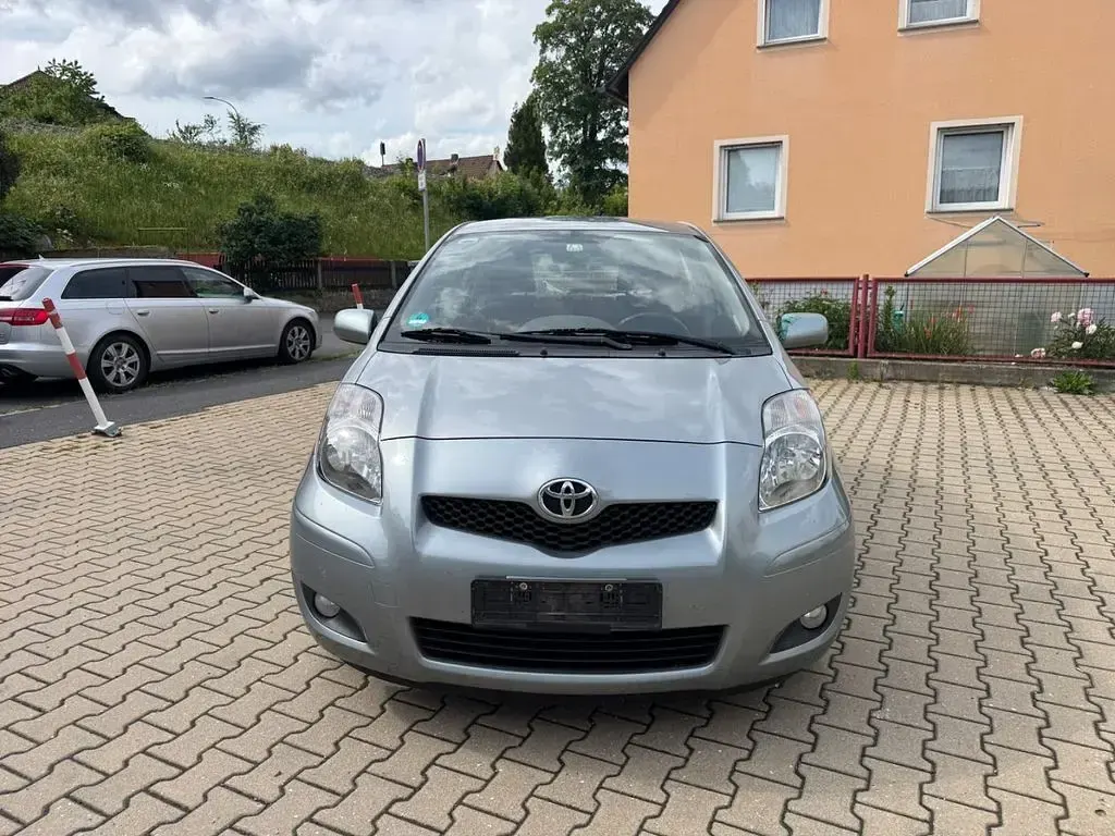 Gebraucht Toyota Yaris Life 90 PS (66 kW) 2010 Silber Kleinwagen