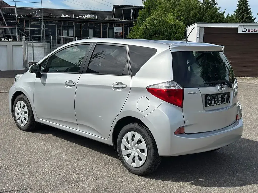 Gebraucht Toyota Verso-S Life 99 PS (72 kW) 2012 Silber Van / Kleinbus