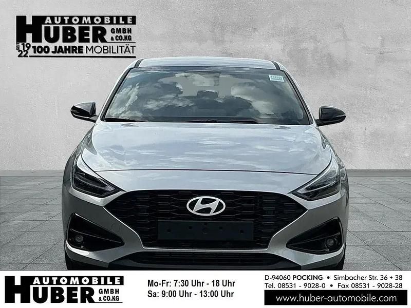 Silber metallic Neu 2025 Hyundai i30 Advantage Limousine | 19.890 € (Superpreis) - Bild 1/4