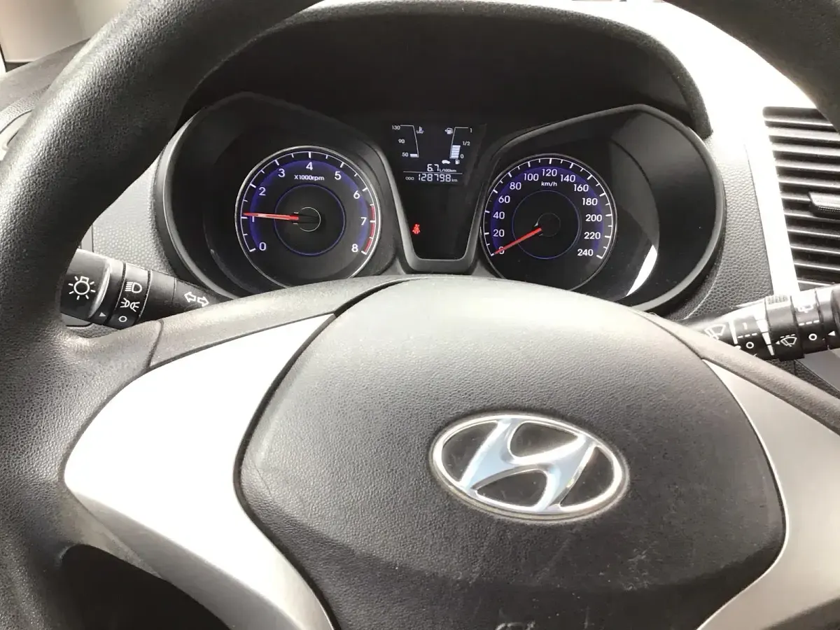 Gebraucht Hyundai ix20 Edition 90 PS (66 kW) 2013 Silber Kleinwagen