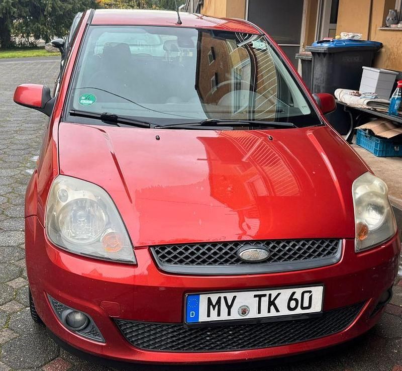Rot Gebraucht 2007 Ford Fiesta Limousine | 900 € (Fairer Preis) - Bild 1/4