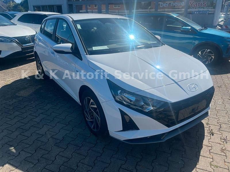 Weiß Neu 2025 Hyundai i20 Comfort Limousine | 18.990 € (Guter Preis) - Bild 1/4