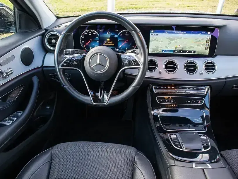 Gebraucht Mercedes E220 Avantgarde 194 PS (142 kW) 2022 Schwarz Limousine