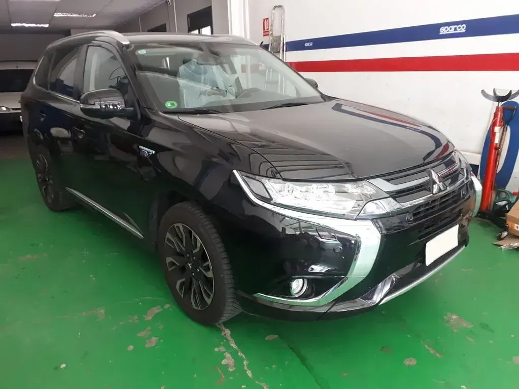 Gebraucht Mitsubishi Outlander P-HEV 203 PS (149 kW) 2015 Schwarz SUV