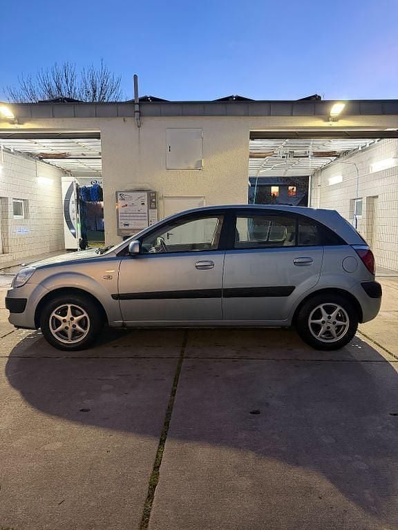 Gebraucht Kia Rio Basis 97 PS (71 kW) 2006 Silber Limousine