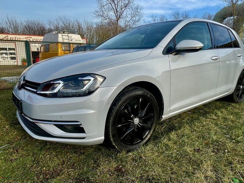 Weiß Gebraucht 2018 VW Golf VII Highline Limousine | 22.500 € - Bild 1/4