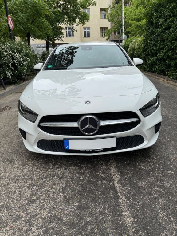 Weiß Gebraucht 2019 Mercedes A220 Progressive Limousine | 20.600 € (Superpreis) - Bild 1/4