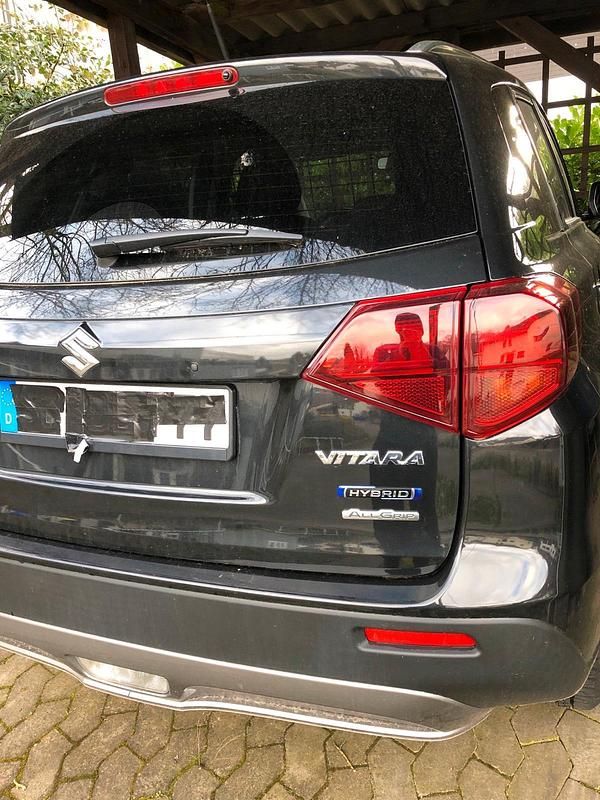 Gebraucht Suzuki Vitara 102 PS (75 kW) 2022 Schwarz SUV
