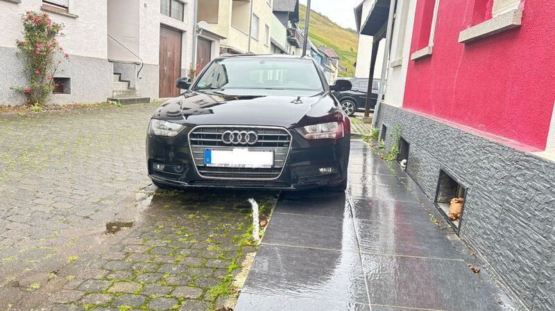Schwarz Gebraucht 2012 Audi A4 S-Line Kombi | 7.900 € (Superpreis) - Bild 1/4