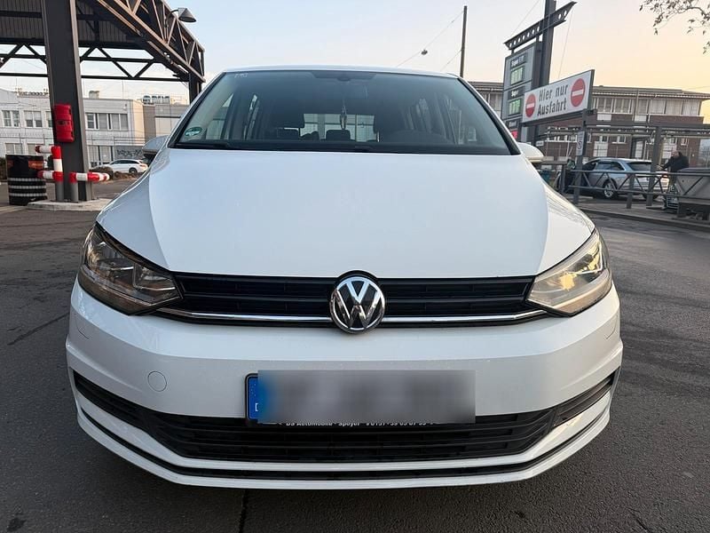 Weiß Gebraucht 2019 VW Touran Trendline Van / Kleinbus | 14.490 € (Guter Preis) - Bild 1/4