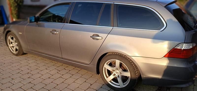 Gebraucht BMW 525 197 PS (144 kW) 2007 Grau Kombi