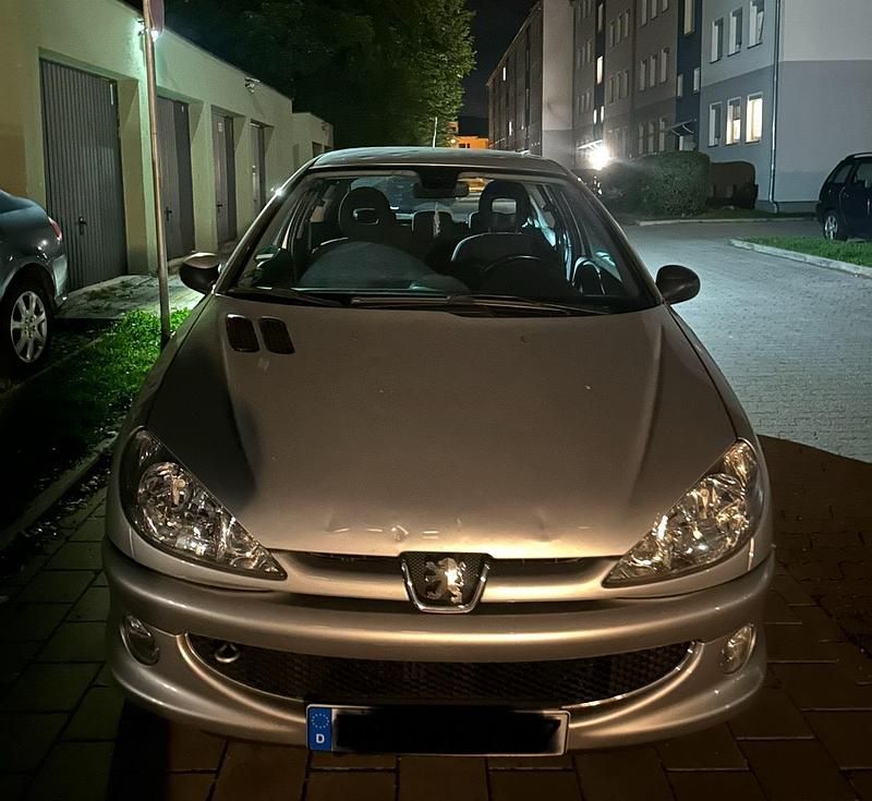 Grau Gebraucht 2004 Peugeot 206 Kleinwagen | 2.000 € - Bild 1/4
